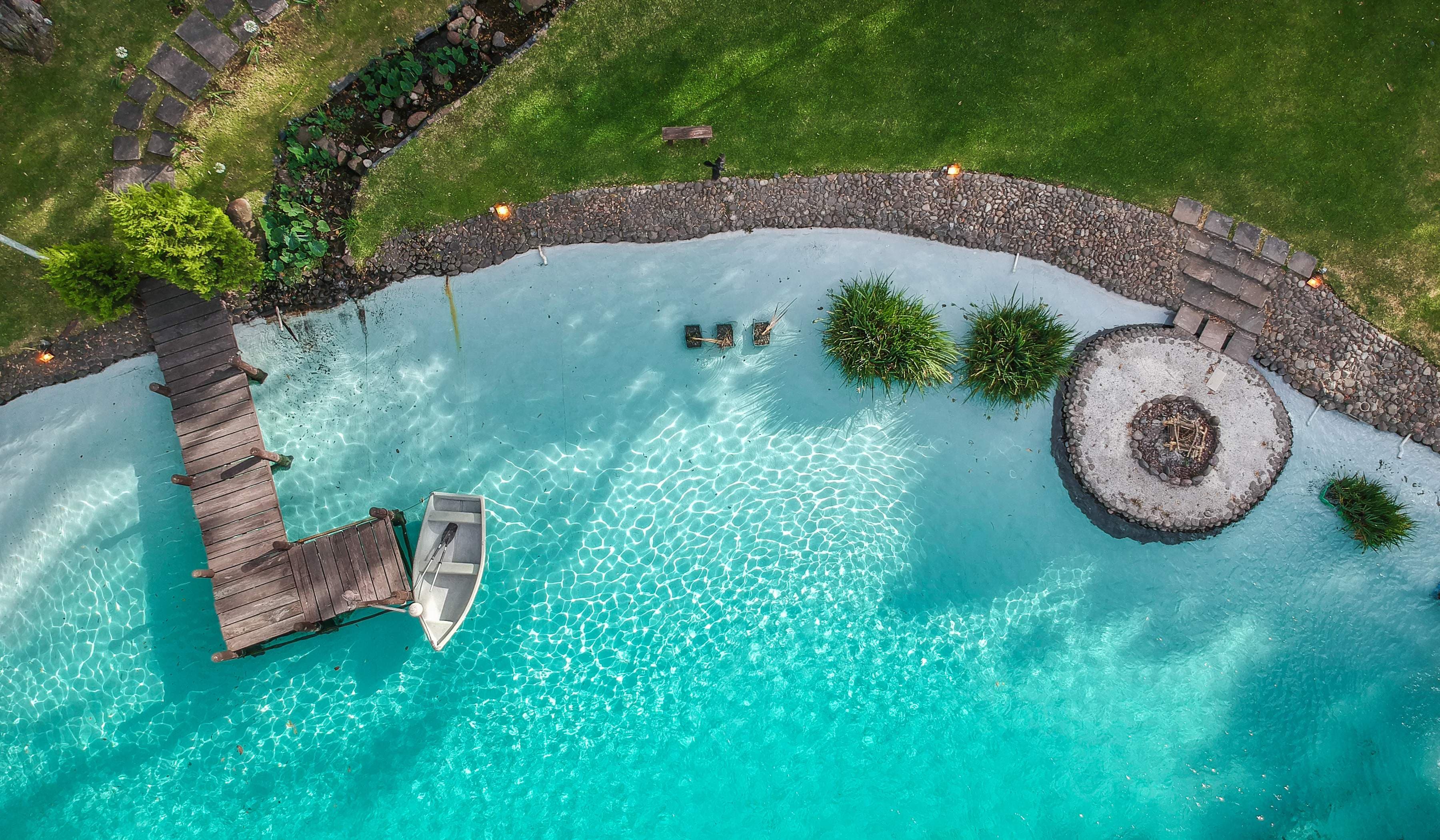 Alberca turquesa vista aérea